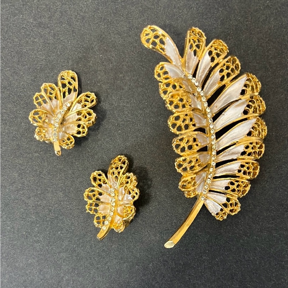 Vintage BSK Gold Tone Leaf Floral Rhinestone Signed Brooch Clip On Earring Set